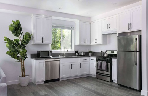 Mid City House | Spacious 5BR Townhouse | Free Parking Included