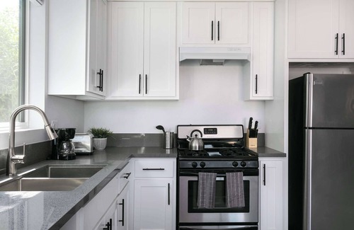 Mid City House | Spacious 5BR Townhouse | Free Parking Included