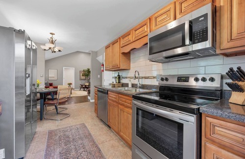 Columbus House | Spacious 5BR w/Firepit + Deck | Near OSU + More