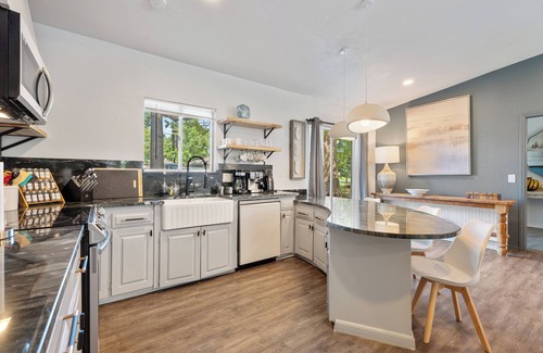 Central Oklahoma City House | Spacious 5BR with Hot Tub, Kitchen, Laundry #MR