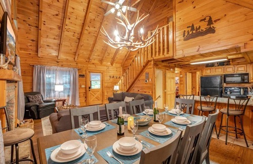 Pigeon Forge Cabin | Spacious 5BRCabin | Hot Tub,Theater,Arcade & More!