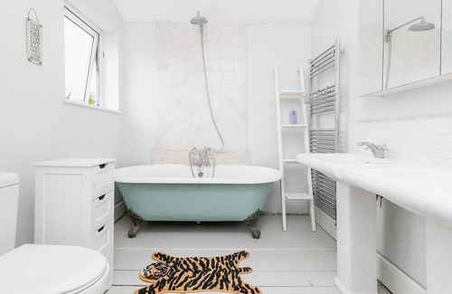 Horfield House | Spacious 6-bed Family Retreat Bristol