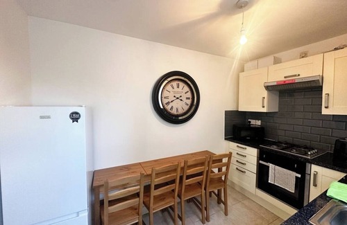 Tooting House | Spacious 6-bedroom house in Tooting with modern amenities and a private patio.
