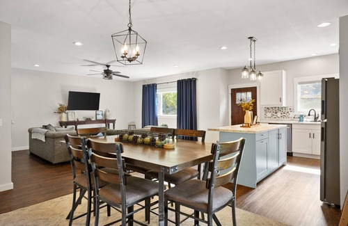 Wisconsin Dells House | Spacious 6 Bedroom less than 10 min walk to Downtown WI Dells! Sleeps 20+!