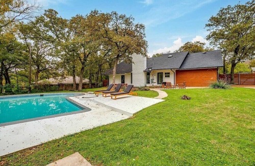Grand Prairie House | Spacious 6-bedroom house in delightful Grand Prairie with Pool