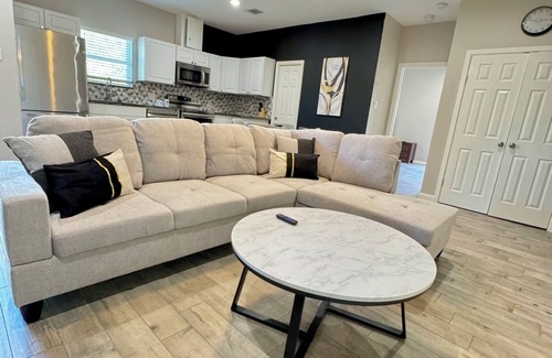 OST - South Union House | Spacious 6-bedroom 6-Bathroom Near Med Center Houston. Sleeps 12
