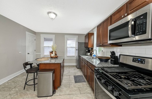 Tremont Apartment | Spacious 6-bedroom apartment in amazing Cleveland with WiFi, AC
