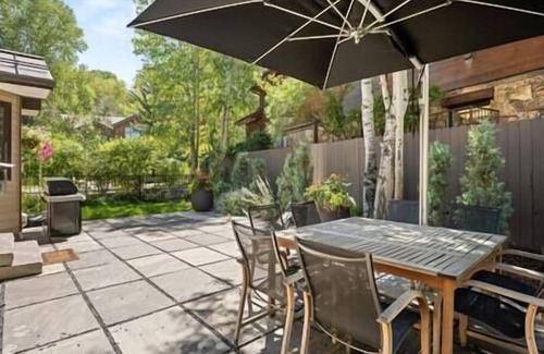 Aspen House | Spacious 6 Bedroom Aspen Core Home, Hot Tub, Gym!