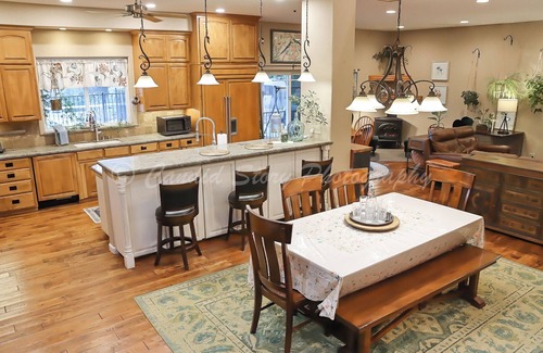 Visalia House | Spacious 6-bedroom Group Farm stay Near Sequoia Park - Playground, Pool & Gym