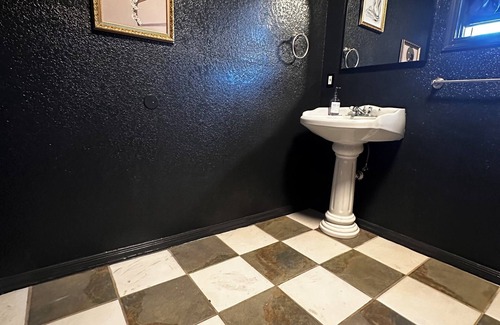 Bankers Hill House | Spacious 6-bedroom house in lovely San Diego with AC, WiFi
