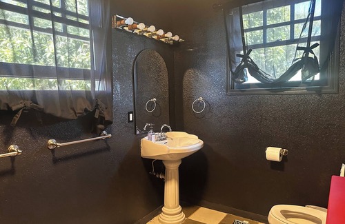 Bankers Hill House | Spacious 6-bedroom house in lovely San Diego with AC, WiFi