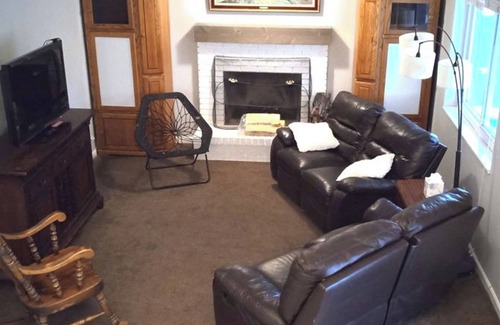 Thornton House | Spacious 6-bedroom house with WiFi, fitness room in peaceful Thornton