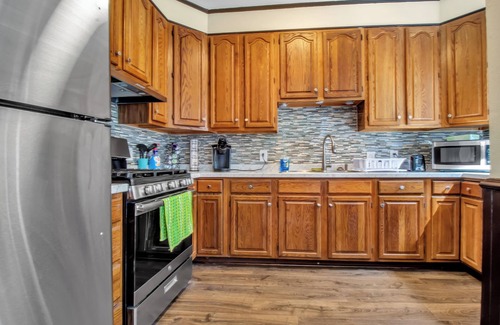 North Buffalo House | Spacious 6-bedroom house in Buffalo with Parking