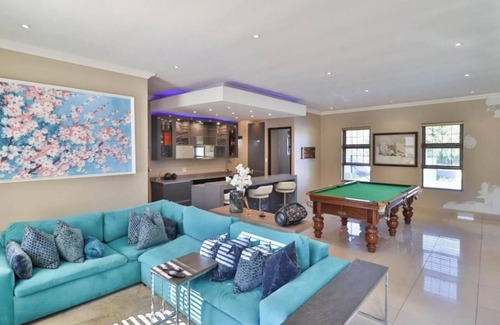 Greater Johannesburg Metropolitan Area House | Spacious 6-bedroom house with swimming pool, WiFi and AC in Sandton.