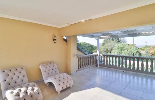 Greater Johannesburg Metropolitan Area House | Spacious 6-bedroom house with swimming pool, WiFi and AC in Sandton.