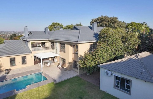 Greater Johannesburg Metropolitan Area House | Spacious 6-bedroom house with swimming pool, WiFi and AC in Sandton.