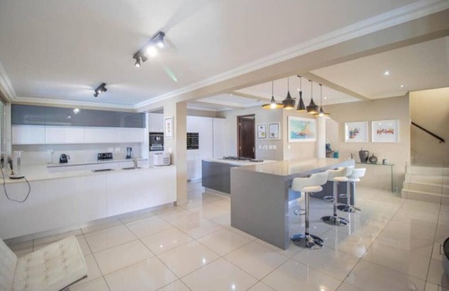 Greater Johannesburg Metropolitan Area House | Spacious 6-bedroom house in charming Sandton with fitness room, WiFi