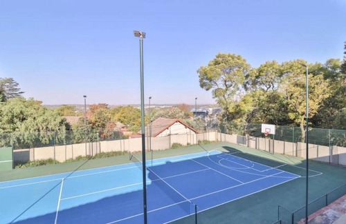 Greater Johannesburg Metropolitan Area House | Spacious 6-bedroom house in charming Sandton with fitness room, WiFi