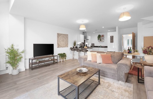 Slough House | Spacious 6 Bedroom House in Denton Way