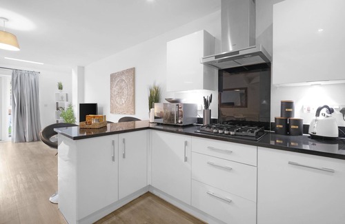 Slough House | Spacious 6 Bedroom House in Denton Way