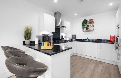 Slough House | Spacious 6 Bedroom House in Denton Way