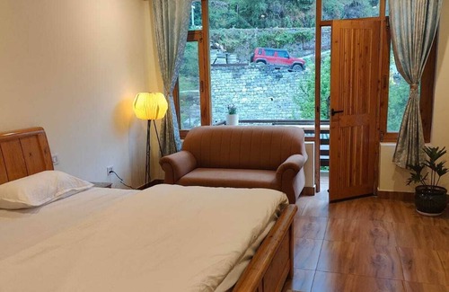 Manali House | Spacious 6-bedroom house with AC, WiFi in charming Sajla, Manali Road