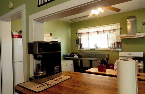 Hearne House | Spacious 6-bedroom house in Hearne with WiFi, AC