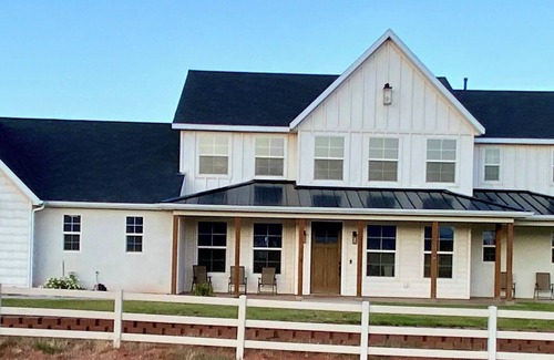 Kanab House | Spacious 6-bedroom house in charming Kanab with WiFi, AC and outdoor amenities