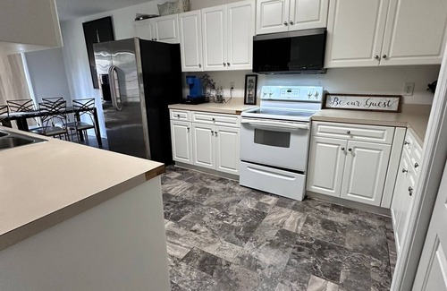 Huntcliff House | Spacious 6-Bedroom Southern Comfort Home for Graduations and Family Situations