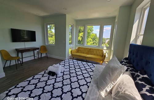 Southwest House | Spacious 6-bedroom townhome with parking in DC