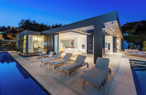 Trousdale Estates Villa | Spacious 6-bedroom villa in delightful Los Angeles with AC, WiFi, fitness room