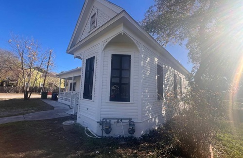 Government Hill House | Spacious 6-bedroom house with WiFi and AC in welcoming San Antonio