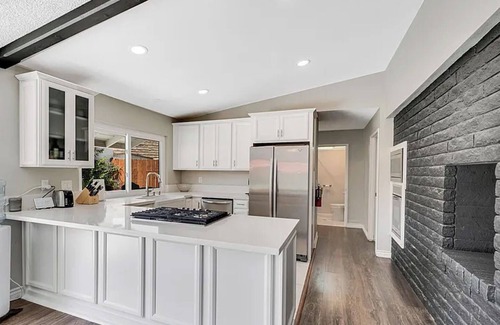 Simi Valley House | Spacious 6-bedroom house in lovely Simi Valley with 6 hole putting course