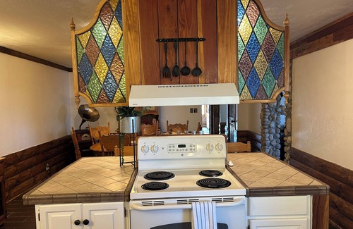 Three Rivers Cabin | Spacious 6-bedroom cabin with AC and WiFi in tranquil Three Rivers