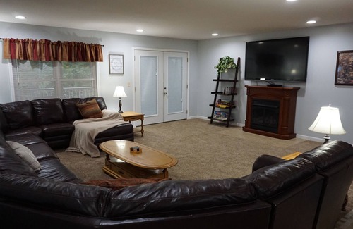 Almo House | Spacious 6 bedrooms, 3 bath, with 2 full kitchen and washer & dryer Cabin