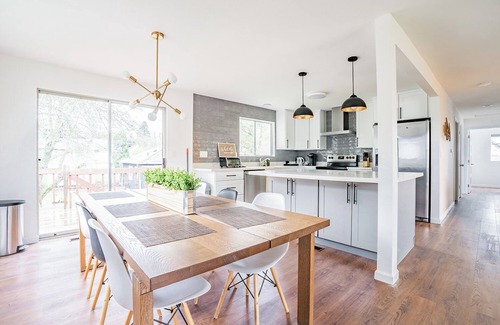 Holly Park Other | Spacious 6-BR Farmhouse near Downtown