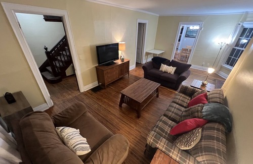 Geneva House | Spacious 6BD/2BA Colonial Style House - DT Geneva