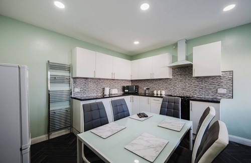 Clayton House | Spacious 6BD Retreat: Homely Comfort and Garden