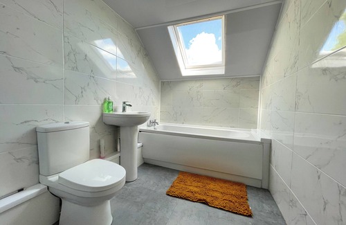Sheffield House | Spacious 6BR House w/Free Parking