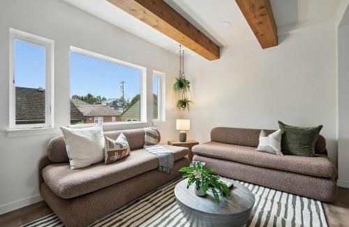 Kerns House | Spacious 6BR - New Spanish Home in Best Kerns Spot