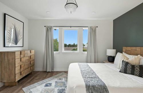 Kerns House | Spacious 6BR - New Spanish Home in Best Kerns Spot