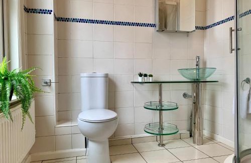 Willenhall House | Spacious 6BR Victorian Home in 14 Somerford Near Wolverhampton Centre with Free Parking