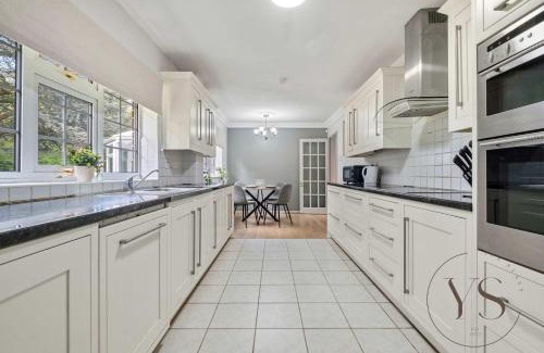 Sutton Coldfield House | Spacious 6BR Villa in 32 Le More Birmingham with 7 Beds and Free Onsite Parking