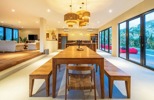 Berawa Villa | Spacious 6BR villa with 17m pool in Berawa Canggu