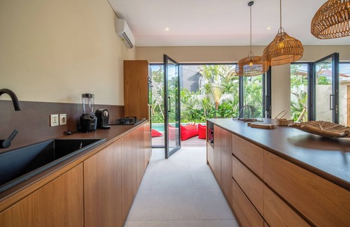 Berawa Villa | Spacious 6BR villa with 17m pool in Berawa Canggu