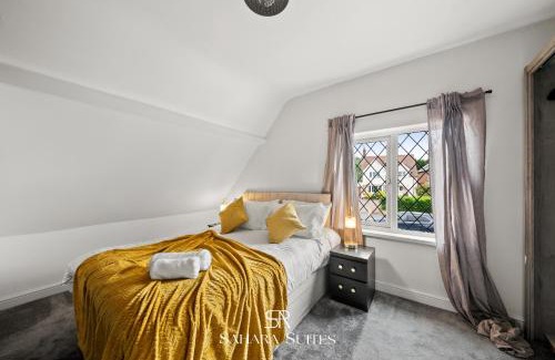 Reading Apartment | Spacious 6BR - Woodley Stay - Sleeps 13 - Near City Hub - Parking