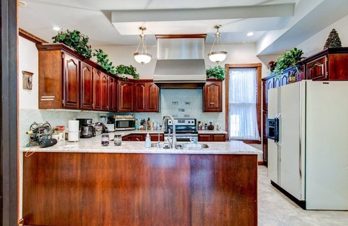 Wichita House | Spacious 7-bedroom, 5 bathroom house with WiFi and HVAC in wonderful Wichita