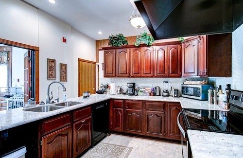Wichita House | Spacious 7-bedroom, 5 bathroom house with WiFi and HVAC in wonderful Wichita
