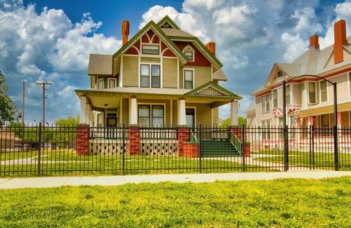 Wichita House | Spacious 7-bedroom, 5 bathroom house with WiFi and HVAC in wonderful Wichita