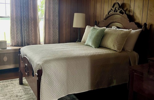 New Haven Other | Spacious 7-bedroom Farmhouse in New Haven - On Bourbon Trail!